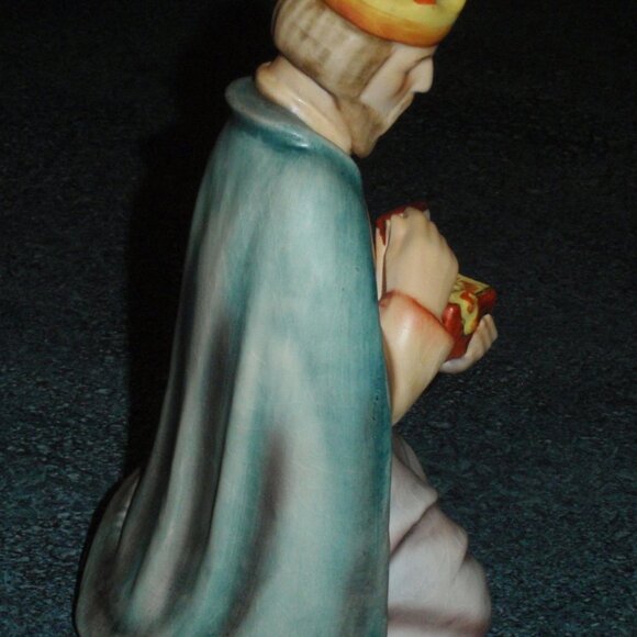Hummel Goebel Nativity Scene #214/N Kneeling King Wise Men with Gift Money Box - Picture 4 of 9
